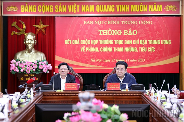 Các đồng chí chủ trì trao đổi với phóng viên các cơ quan báo chí - Ảnh: VGP/LS