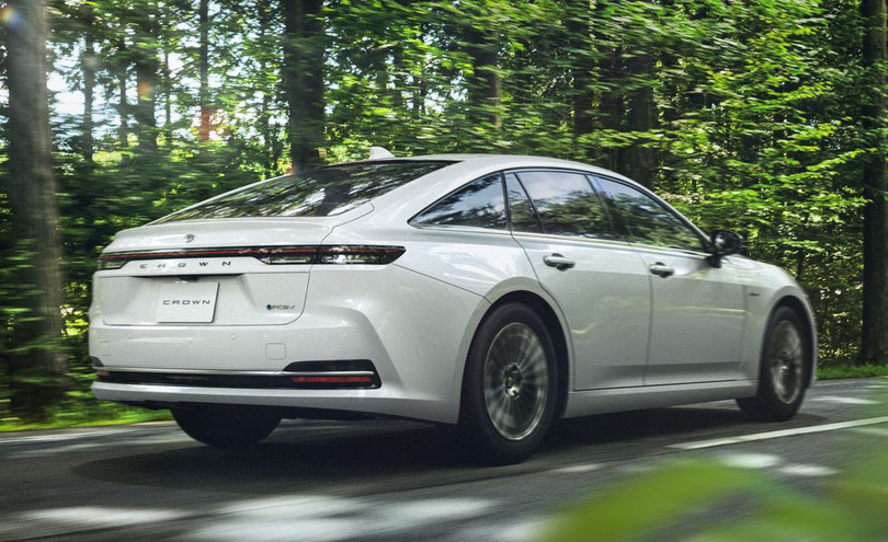 toyota-crown-sedan-1.jpg