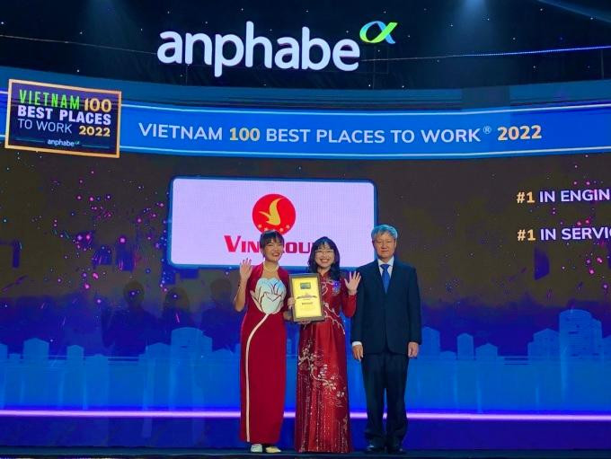 Bà Lê Mai Lan - Phó Chủ tịch Vingroup nhận chứng nhận Top 10 nơi làm việc tốt nhất Việt Nam. Ảnh: Vingroup Bà Lê Mai Lan - Phó Chủ tịch Vingroup nhận chứng nhận Top 10 nơi làm việc tốt nhất Việt Nam. Ảnh: Vingroup