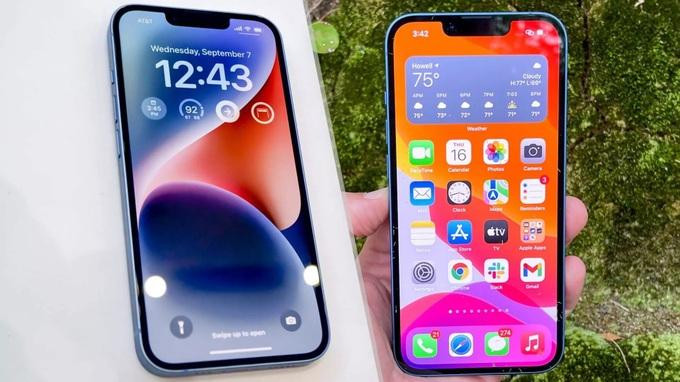 Nếu chỉ nhìn mặt trước, rất khó để phân biệt iPhone 14 Plus (trái) và iPhone 13 Pro Max (phải) (Ảnh: EG). Nếu chỉ nhìn mặt trước, rất khó để phân biệt iPhone 14 Plus (trái) và iPhone 13 Pro Max (phải) (Ảnh: EG).