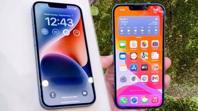 Nếu chỉ nhìn mặt trước, rất khó để phân biệt iPhone 14 Plus (trái) và iPhone 13 Pro Max (phải) (Ảnh: EG). Nếu chỉ nhìn mặt trước, rất khó để phân biệt iPhone 14 Plus (trái) và iPhone 13 Pro Max (phải) (Ảnh: EG).