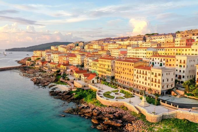 Tổ hợp "Thị trấn Địa Trung Hải" do Sun Group kiến tạo tại Phú Quốc. Ảnh: Sun Group Tổ hợp "Thị trấn Địa Trung Hải" do Sun Group kiến tạo tại Phú Quốc. Ảnh: Sun Group