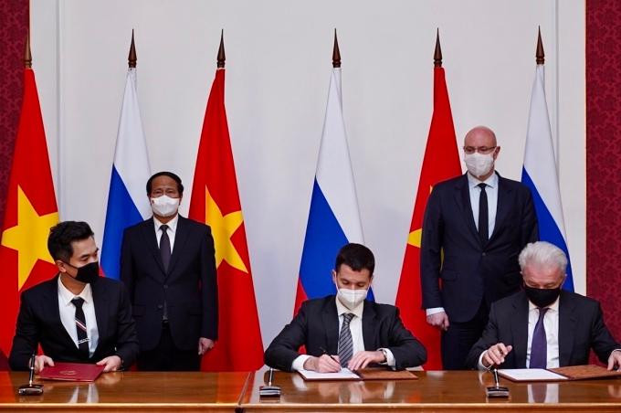 Từ trái qua, đại diện Tập đoàn T&amp;T Group, Quỹ Đầu tư trực tiếp Liên bang Nga và Tập đoàn Binnopharm trao biên bản ghi nhớ hợp tác về việc chuyển giao công nghệ sản xuất "chu trình đầy đủ" vaccine Sputnik V. Ảnh: T&amp;T Group