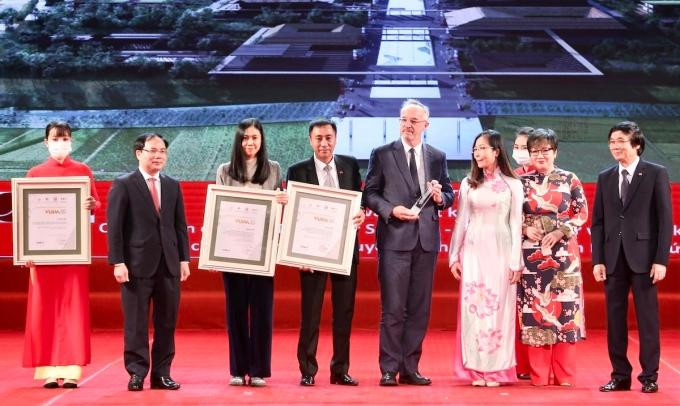 Ông Nguyễn Anh Tuấn, Phó Tổng Giám đốc T&T Group (thứ tư từ trái qua) thay mặt tập đoàn nhận giải Đặc biệt cho đồ án Quy hoạch Bảo tồn, tôn tạo và phát huy giá trị Di tích Quốc gia đặc biệt Khu lưu niệm Chủ tịch Hồ Chí Minh tại Kim Liên, Nam Đàn, Nghệ An. Ảnh: T&T Group Ông Nguyễn Anh Tuấn, Phó Tổng Giám đốc T&T Group (thứ tư từ trái qua) thay mặt tập đoàn nhận giải Đặc biệt cho đồ án Quy hoạch Bảo tồn, tôn tạo và phát huy giá trị Di tích Quốc gia đặc biệt Khu lưu niệm Chủ tịch Hồ Chí Minh tại Kim Liên, Nam Đàn, Nghệ An. Ảnh: T&T Group