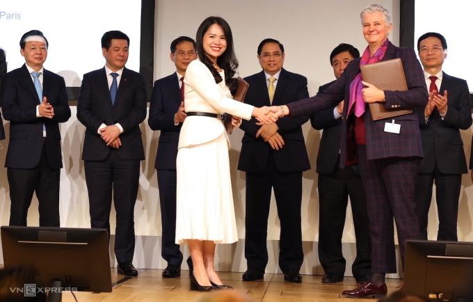 Bà Nguyễn Thị Thanh Bình, Phó tổng giám đốc Tập đoàn T&T Group (hàng trên, bên trái) và đại diện Tập đoàn Total Eren (Pháp) trao biên bản ghi nhớ hợp tác trong lĩnh vực năng lượng tái tạo. Ảnh: T&T Group Bà Nguyễn Thị Thanh Bình, Phó tổng giám đốc Tập đoàn T&T Group (hàng trên, bên trái) và đại diện Tập đoàn Total Eren (Pháp) trao biên bản ghi nhớ hợp tác trong lĩnh vực năng lượng tái tạo. Ảnh: T&T Group