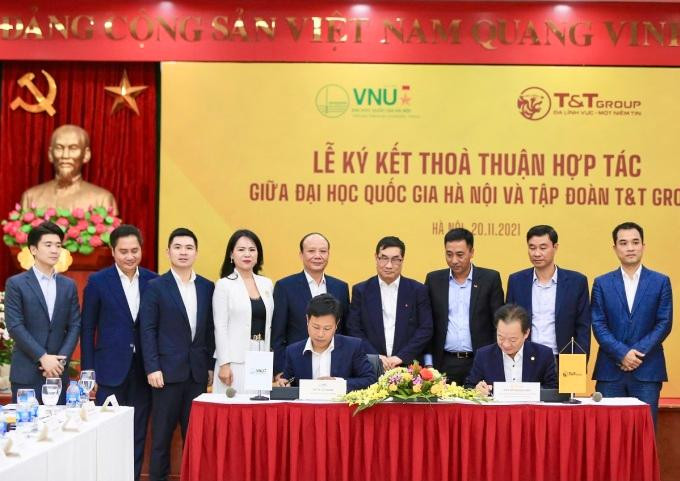 Chủ tịch HĐQT kiêm Tổng Giám đốc T&T Group Đỗ Quang Hiển (bên phải) và GS.TS Lê Quân, Giám đốc ĐHQHN ký kết thỏa thuận hợp tác chiến lược. Ảnh: T&T Group Chủ tịch HĐQT kiêm Tổng Giám đốc T&T Group Đỗ Quang Hiển (bên phải) và GS.TS Lê Quân, Giám đốc ĐHQHN ký kết thỏa thuận hợp tác chiến lược. Ảnh: T&T Group