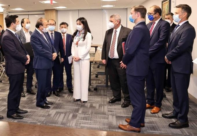 Lãnh đạo T&amp;T Group và các đối tác báo cáo về kết quả hợp tác với Chủ tịch nước Nguyễn Xuân Phúc (thứ hai từ trái qua).