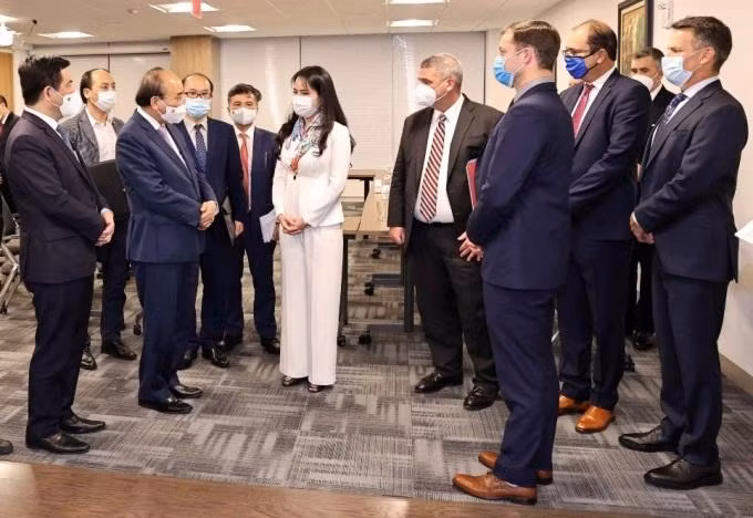 Lãnh đạo T&amp;T Group và các đối tác báo cáo về kết quả hợp tác với Chủ tịch nước Nguyễn Xuân Phúc (thứ hai từ trái qua).