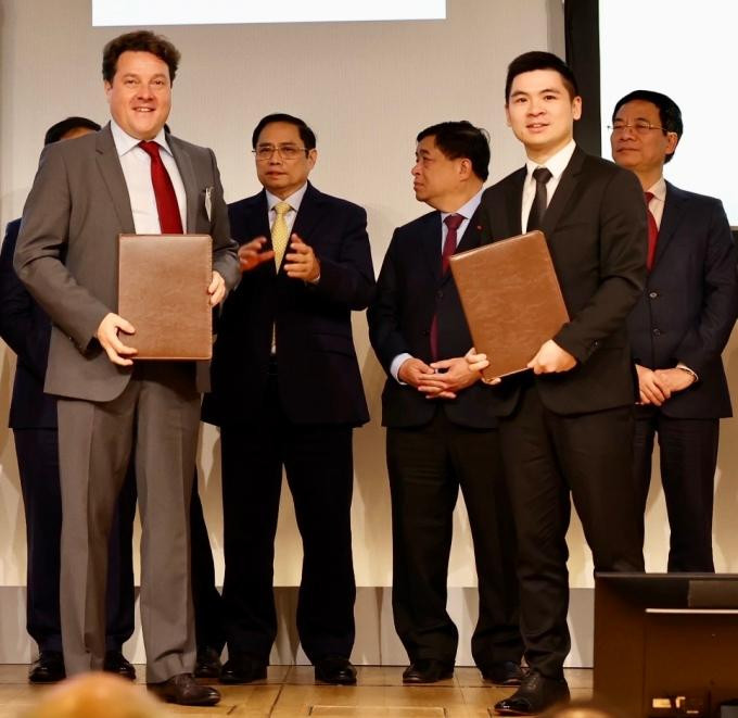 Ông Đỗ Vinh Quang, Thành viên Hội đồng quản trị Tập đoàn T&T Group (phải) và đại diện Học viện Normandie (Pháp) trao biên bản ghi nhớ hợp tác tư vấn xây dựng các mô hình giáo dục quốc tế chất lượng cao. Ảnh: T&T Group Ông Đỗ Vinh Quang, Thành viên Hội đồng quản trị Tập đoàn T&T Group (phải) và đại diện Học viện Normandie (Pháp) trao biên bản ghi nhớ hợp tác tư vấn xây dựng các mô hình giáo dục quốc tế chất lượng cao. Ảnh: T&T Group