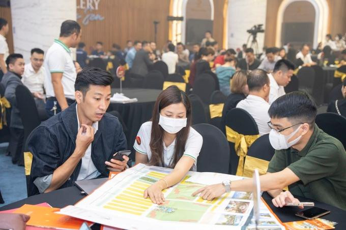 Khách hàng được tư vấn chính sách bán hàng ở Vinhomes Ocean Park 3 – The Crown. Ảnh: Vinhomes