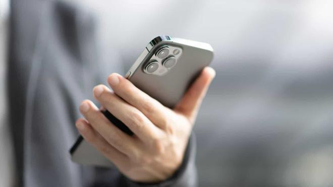 Nhiều người dùng iPhone 13 series đã lên tiếng phàn nàn vì trải nghiệm cuộc gọi tệ hơn so với các đời iPhone trước đó vì không còn tính năng Khử tiếng ồn khi gọi điện