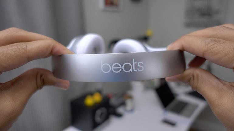 Thiết kế được xem là điểm trừ lớn nhất trên Beats Solo3 Wireless (Ảnh: 9to5mac).