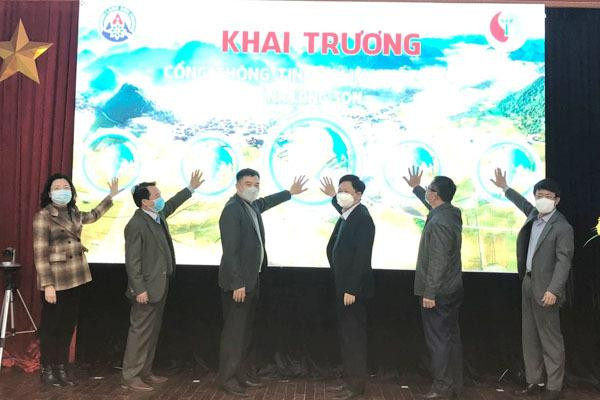 Các đại biểu thực hiện nghi thức khai trương Cổng thông tin dữ liệu đất đai tỉnh Lạng Sơn.