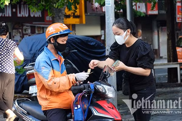 Thương mại điện tử tại Việt Nam chưa bao giờ phát triển mạnh như hiện nay. Ảnh: Trọng Đạt