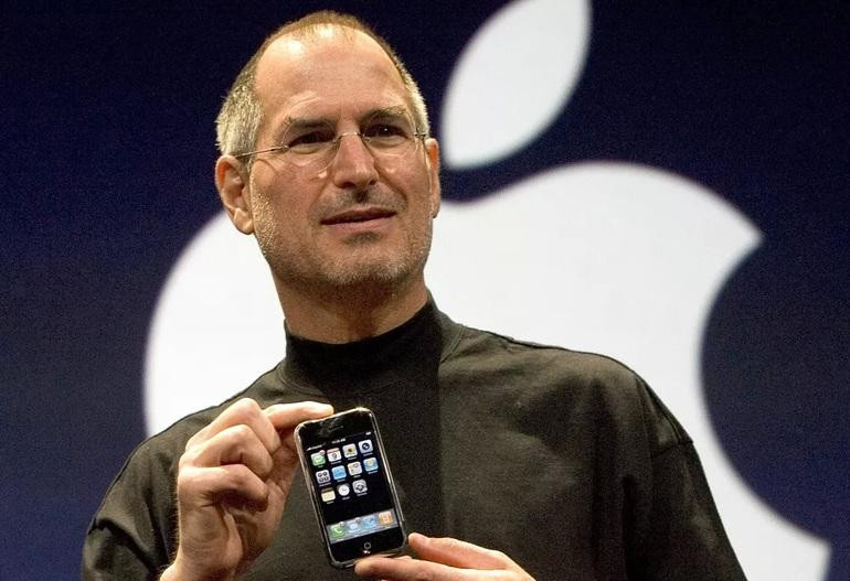 Steve Jobs và chiếc iPhone đầu tiên (Ảnh: Getty Images). Steve Jobs và chiếc iPhone đầu tiên (Ảnh: Getty Images).