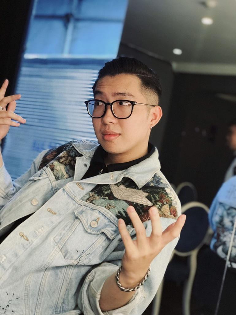 Cảm hứng hài độc thoại đến từ mọi thứ xoay quanh cuộc sống của Phương Nam (Ảnh: Hà Mi). Cảm hứng hài độc thoại đến từ mọi thứ xoay quanh cuộc sống của Phương Nam (Ảnh: Hà Mi).