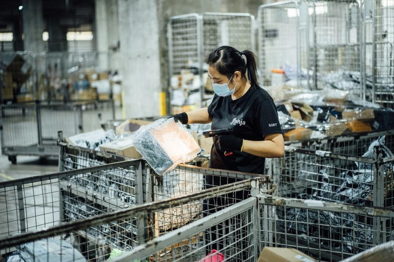 Nhân viên kiểm hàng trong kho một đơn vị vận chuyển. Nhân viên kiểm hàng trong kho một đơn vị vận chuyển.