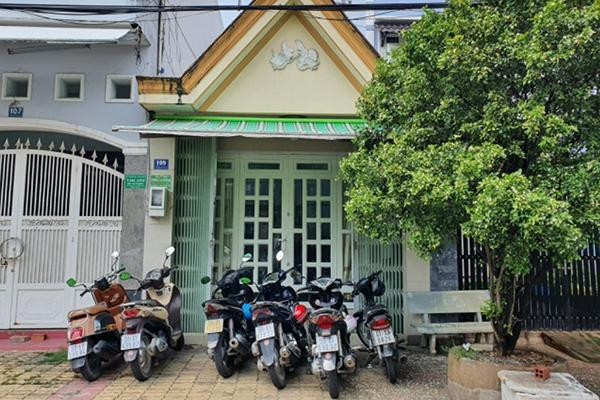 Dư luận bất ngờ khi ông Nguyễn Vũ Quốc Anh - người chịu trách nhiệm pháp luật của tập đoàn công nghệ 500.000 tỷ lại đang ở trong một căn nhà cấp 4. Dư luận bất ngờ khi ông Nguyễn Vũ Quốc Anh - người chịu trách nhiệm pháp luật của tập đoàn công nghệ 500.000 tỷ lại đang ở trong một căn nhà cấp 4.