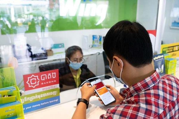 Bakong được kỳ vọng sẽ thúc đẩy sự phát triển của các tiện ích thanh toán số tại Campuchia. Bakong được kỳ vọng sẽ thúc đẩy sự phát triển của các tiện ích thanh toán số tại Campuchia.