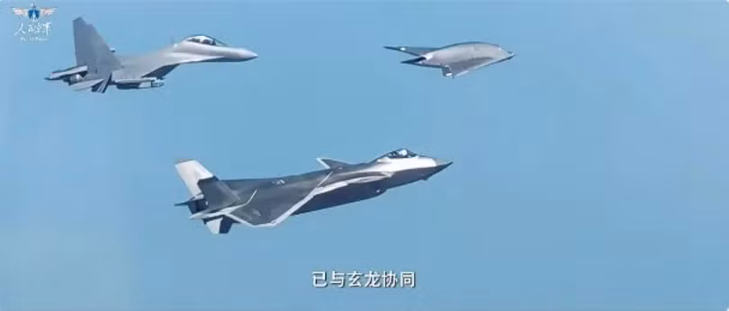 Hình ảnh UAV Huyền Long bay cùng tiêm kích có người lái J-20 và J-16 trong phim "Giấc mơ xa". Ảnh: QQnews.