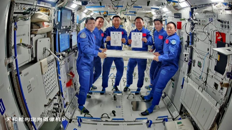 Các phi hành gia hai tàu bàn giao nhiệm vụ hôm 4/11 trên trạm Thiên Cung. Ảnh: CCTV.