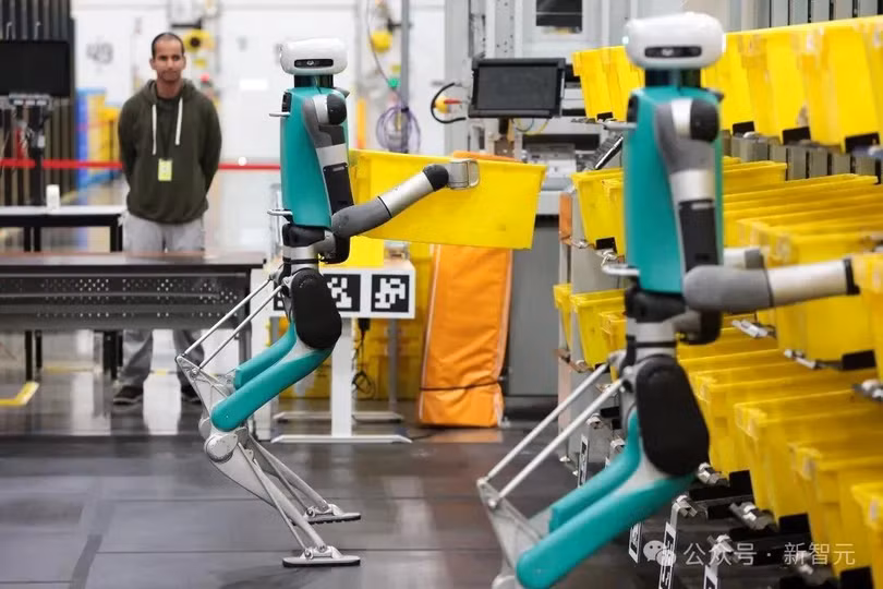Robot lam viec.jpg