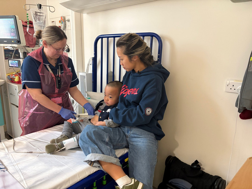 Oliver Chu dang dieu tri.jpg