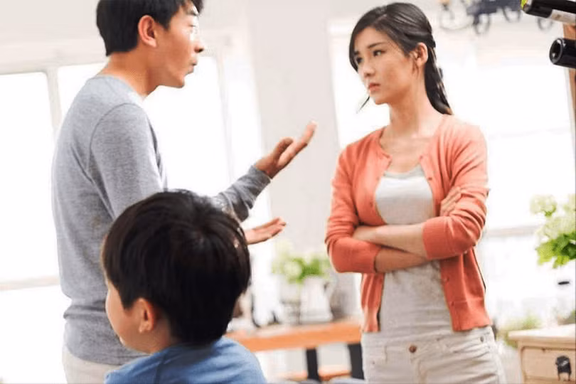 Trong các cuộc hôn nhân kiểu AA, phần thiệt luôn nghiêng về phía người vợ và con cái. Ảnh: Sohu.