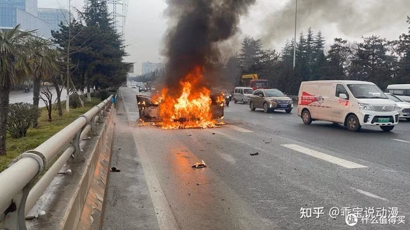 Xe Xiaomi SU7 bị cháy trên đường cao tốc Đồng Lăng hôm 29/3/2025 khiến 3 người chết trong xe. Ảnh: Zhihu.