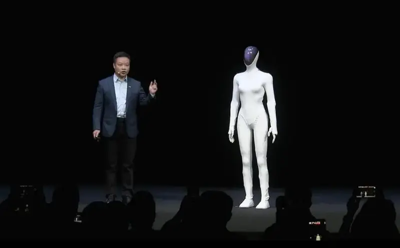 Ông Hà Tiểu Bằng giới thiệu robot AI IRON tại Ngày công nghệ AI XPeng. Ảnh: Worldjournal.