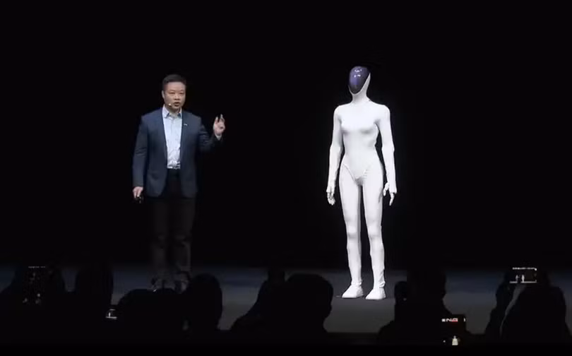 Ông Hà Tiểu Bằng giới thiệu robot AI IRON tại Ngày công nghệ AI XPeng. Ảnh: Worldjournal.