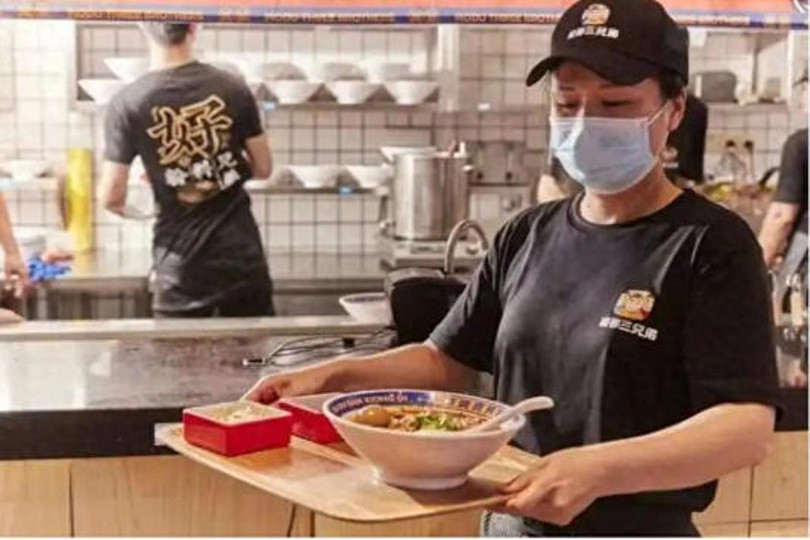 Nhan vien phuc vu nhanh.jpg