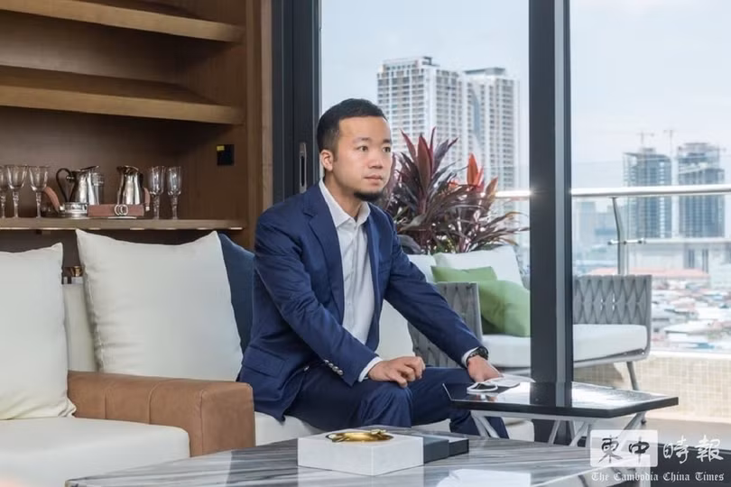 Chen Zhi trong văn phòng ở Campuchia. Ảnh: Thời báo Campuchia -Trung Quốc.