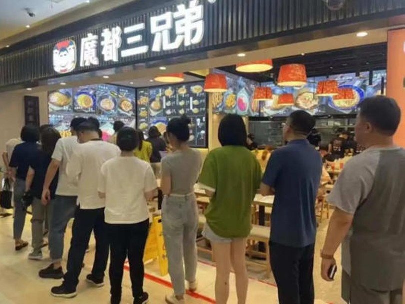 Khach an xep hang cho phuc vu.jpg