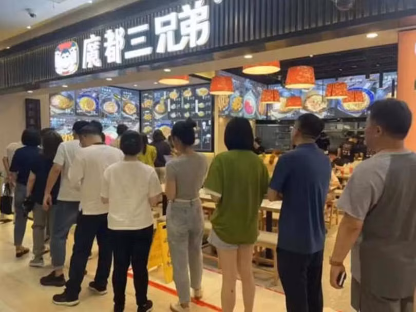 Khach an xep hang cho phuc vu.jpg