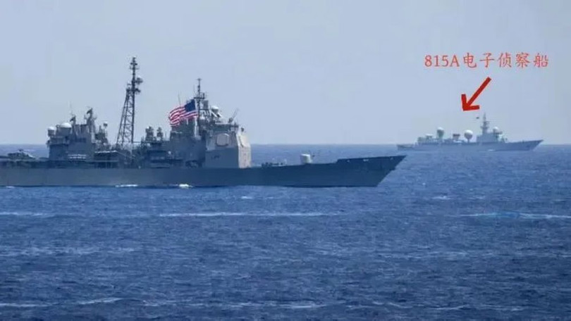 Hình ảnh tàu trinh sát Type 815A của Trung Quốc tiếp cận nghe lén điện từ tàu Mỹ. Ảnh: NetEase,