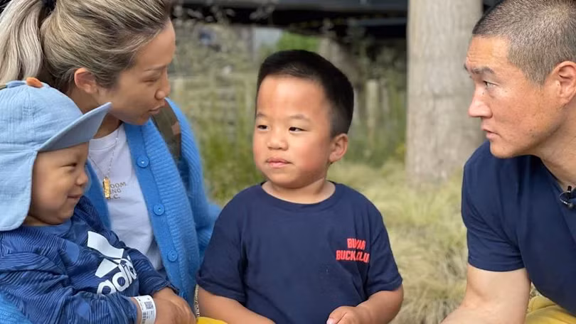 Sức khỏe Oliver Chu (giữa) đang tiến triển rất tốt sau 1 năm điều trị. Ảnh: Yahoo!