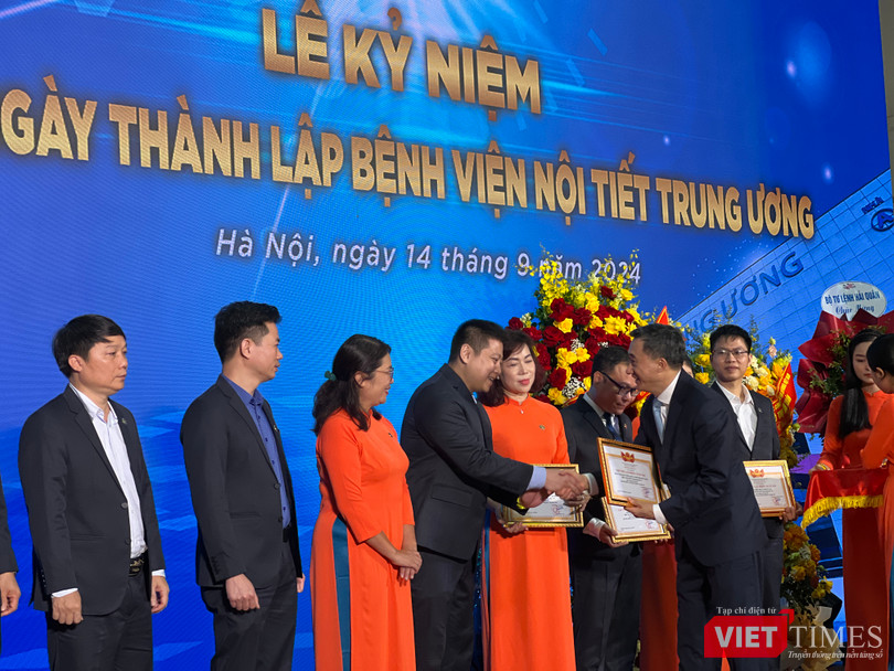 VT_ Trao thưong.JPG