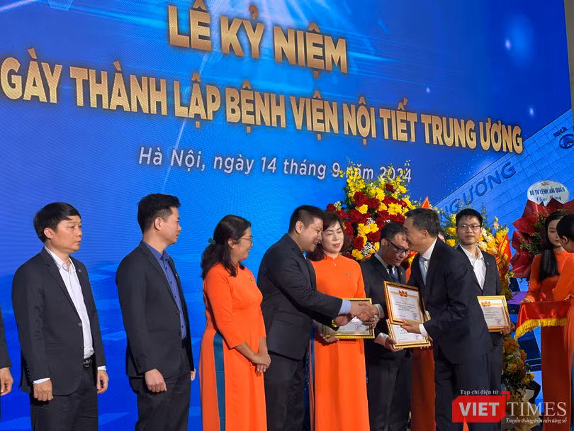 VT_ Trao thưong.JPG