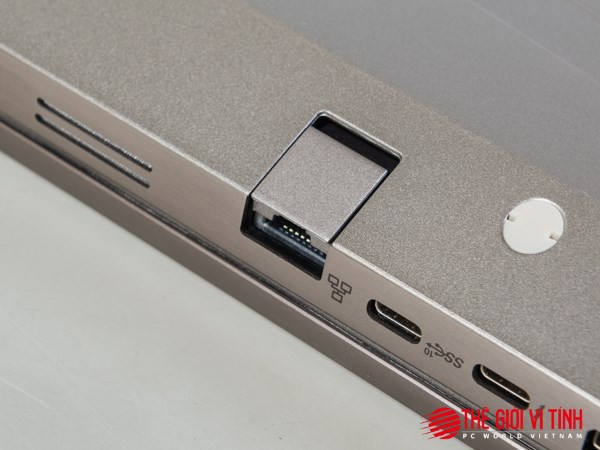 Cổng LAN RJ-45 kiểu cách với miếng nhựa che tinh tế kẹp đầu cắm dây mạng.