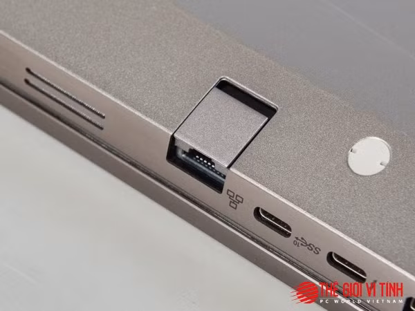 Cổng LAN RJ-45 kiểu cách với miếng nhựa che tinh tế kẹp đầu cắm dây mạng. Cổng LAN RJ-45 kiểu cách với miếng nhựa che tinh tế kẹp đầu cắm dây mạng.