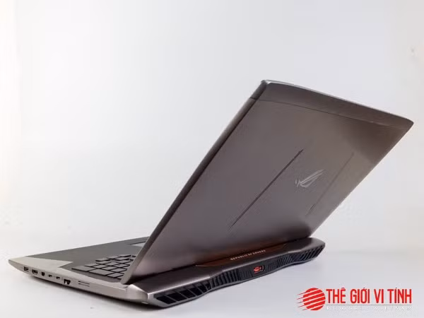 Mở hết cỡ góc xoay màn hình. Mở hết cỡ góc xoay màn hình.