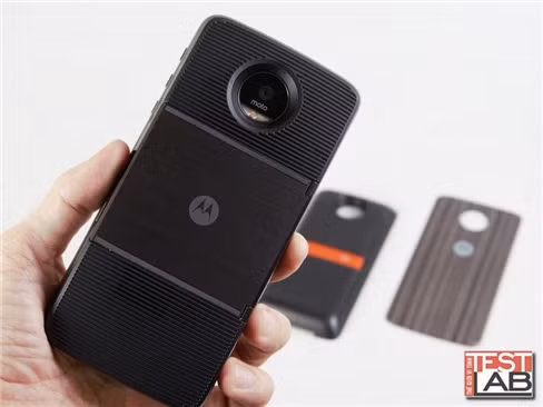 Insta-share Projector và JBL Soundboost: Phụ kiện đáng giá cho Moto Z