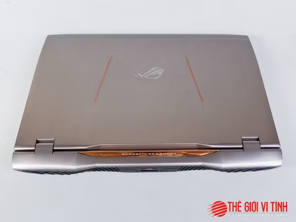 Vỏ ngoài bắt mắt cùng hệ thống tản nhiệt "lấp ló" dưới đế. Vỏ ngoài bắt mắt cùng hệ thống tản nhiệt "lấp ló" dưới đế.