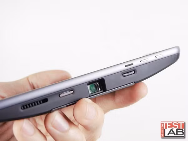 Moto Insta-share Projector có thể cho khung hình lên đến 70 inch.