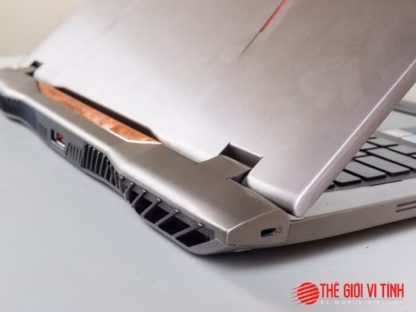 Bố trí cổng nguồn ở phía sau máy, ROG G701VI rộng chỗ cho các kết nối ở 2 bên hông. Bố trí cổng nguồn ở phía sau máy, ROG G701VI rộng chỗ cho các kết nối ở 2 bên hông.