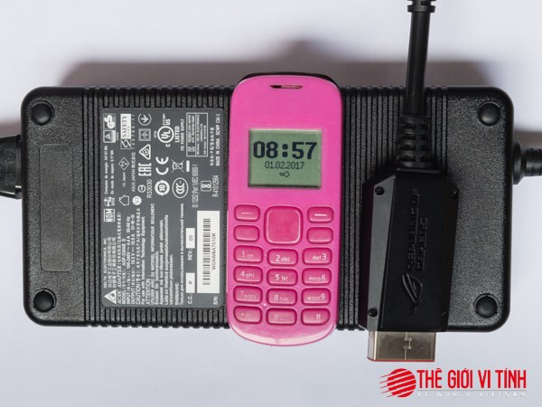 Adapter to đã đành, đầu cắm nguồn cũng to không kém!