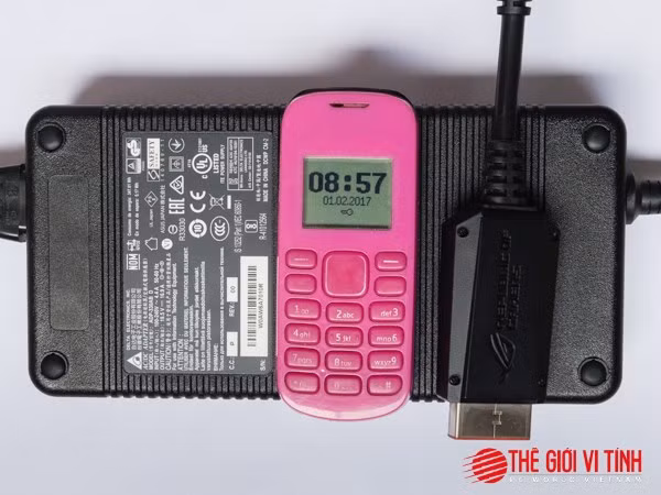 Adapter to đã đành, đầu cắm nguồn cũng to không kém! Adapter to đã đành, đầu cắm nguồn cũng to không kém!