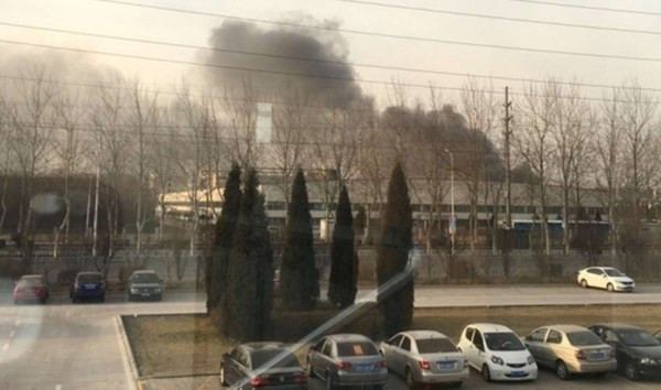 Khói bốc lên tại nhà máy Samsung SDI - Ảnh: nextpowerup.com