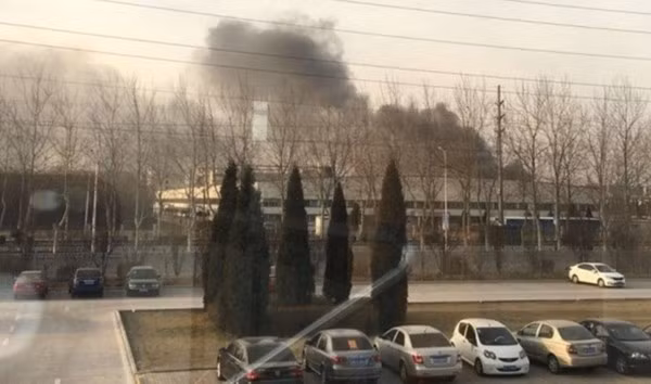 Khói bốc lên tại nhà máy Samsung SDI - Ảnh: nextpowerup.com Khói bốc lên tại nhà máy Samsung SDI - Ảnh: nextpowerup.com